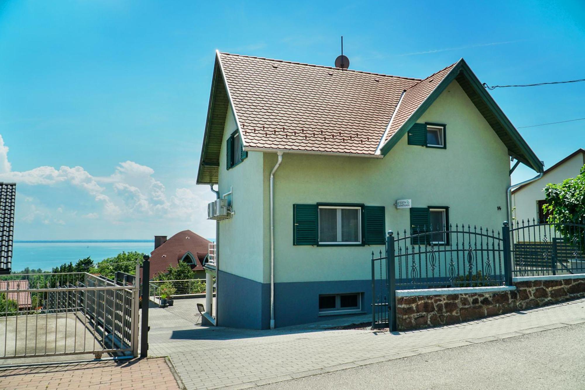 Fuegefa Apartman Balatonalmádi Esterno foto